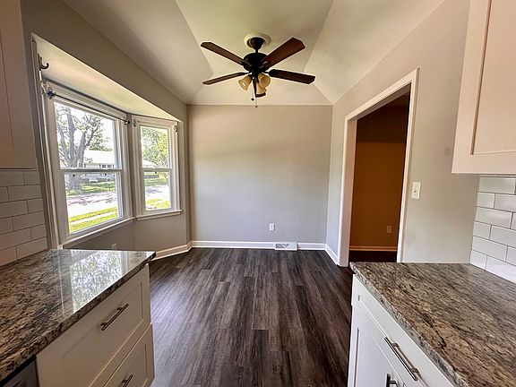 4th image of 1102 SW Lakeview Blvd