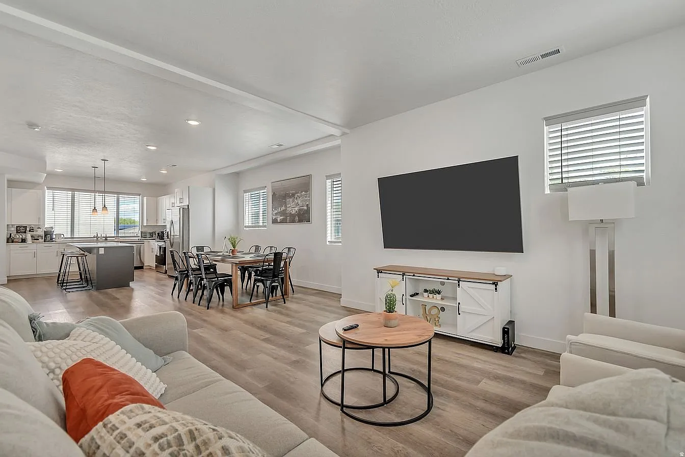 Spacious 4-Bedroom Townhome with Dual Masters & Rooftop — Photo 4
