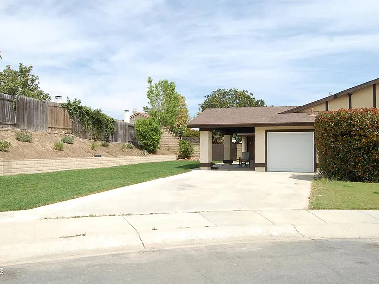 896 Creekside Cir — Photo 2