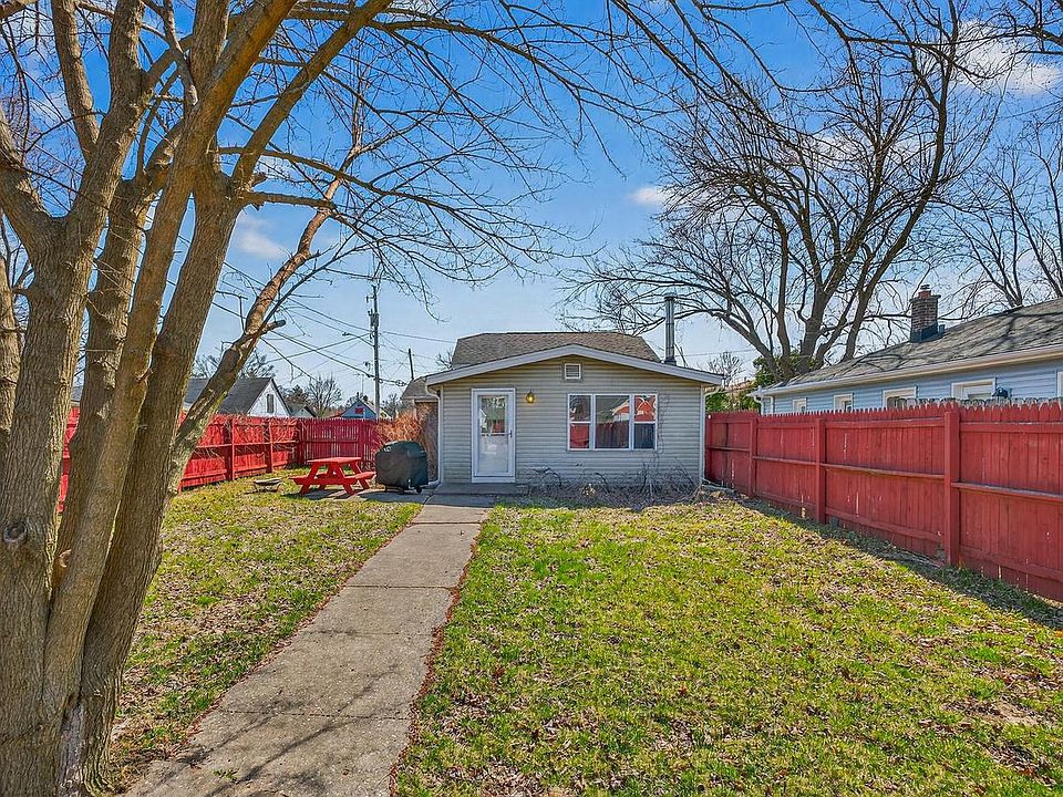 1st image of 313 W Roberta AVENUE