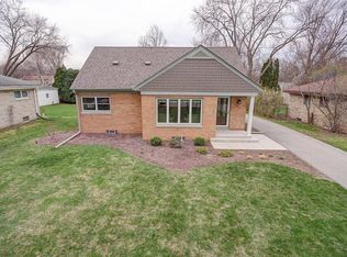 7535 N Navajo Rd, Fox Pt, WI 53217