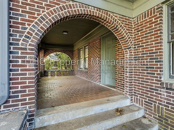 4th image of 988 Woodbourne Dr SW