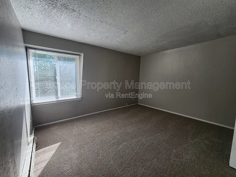 492 S Dover Ave — Photo 14