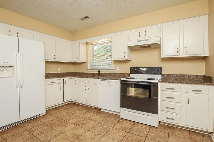 3 bed, 1.0 bath, 1330 sqft, $1,945 — Photo 4