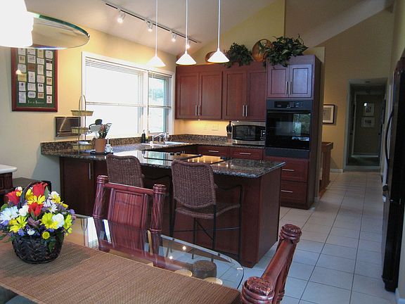 Updated Eat-In Kitchen w/Breakfast Bar