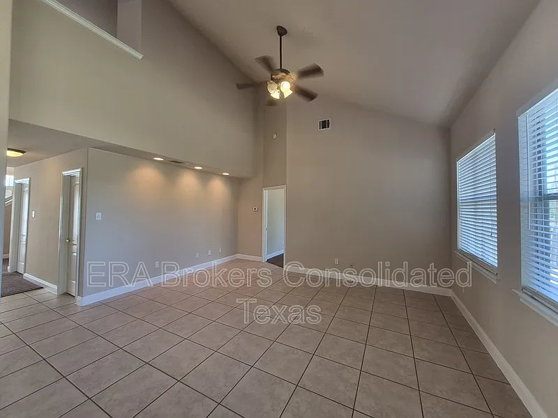 3 bed, 2.5 bath, 2337 sqft, $2,300 — Photo 4