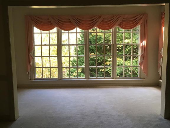 3rd image of 209 Woodmere Dr