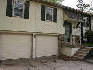 2nd image of 905 NW Castle Dr