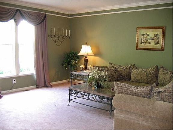 Formal Living Room w/Crown Molding