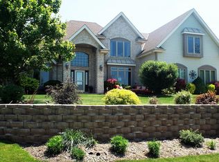 502 W Red Pine Cir, Dousman, WI 53118