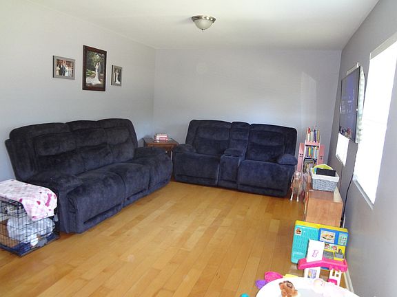 4th image of 989 Berkley St