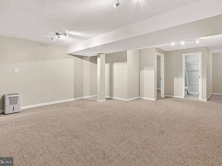 5719 Oakshore Ct — Photo 37