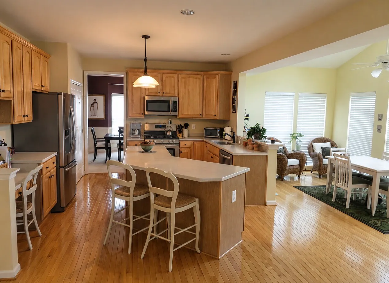 6 bed, 4178 sqft, $4,795 — Photo 3