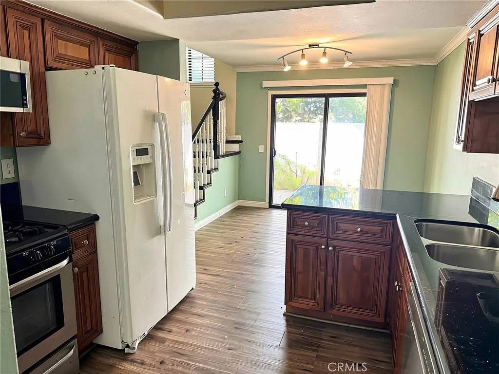 2 bed, 2.5 bath, 1016 sqft, $3,200 — Photo 3