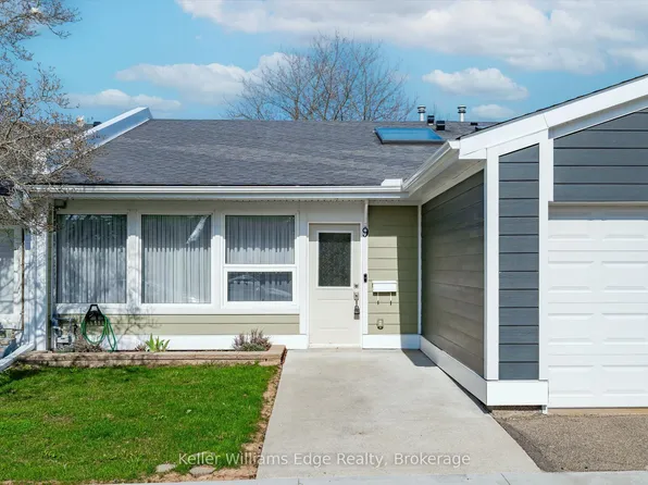 9 Gates Ln, Hamilton, ON L9B 1T8