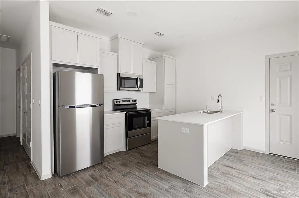 2 bed, 2.0 bath, 921 sqft, $1,025 — Photo 4