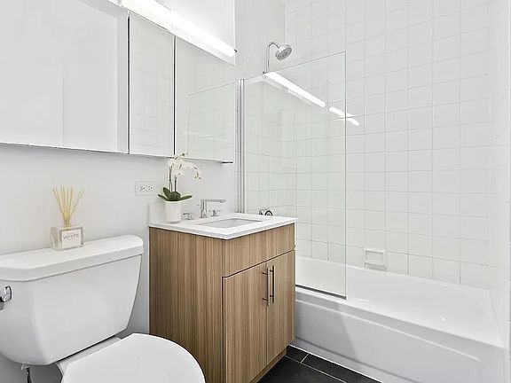 3rd image of 200 E 87th St APT 17C