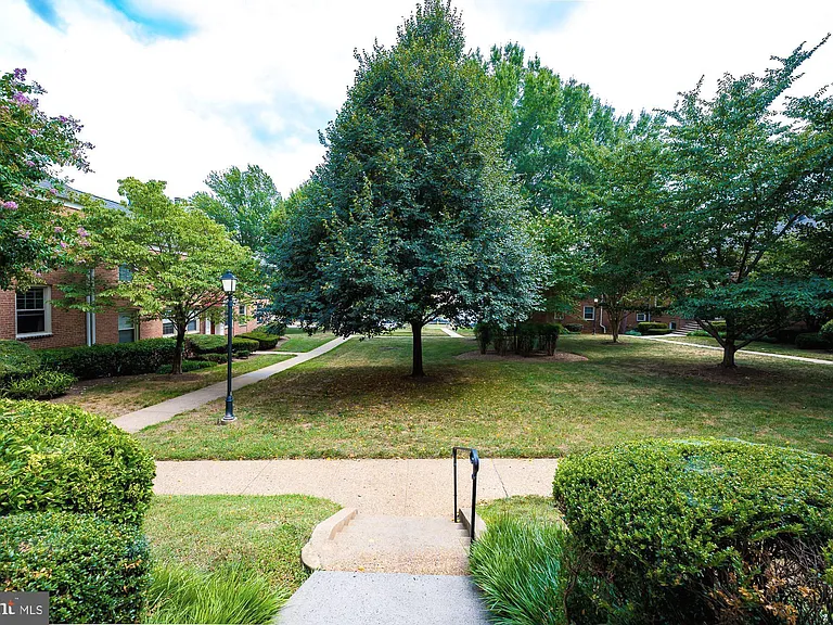 2805 Arlington Blvd — Photo 2
