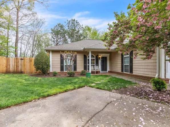 892 E Summit Dr, Dalton, GA 30721