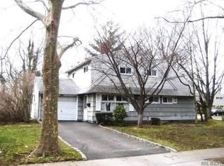 2 Ash Ln, Hicksville, NY 11801