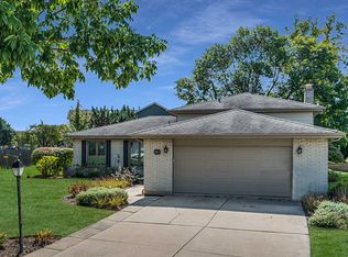 8211 Sawyer Ct, Darien, IL