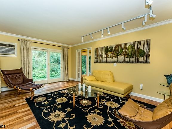 3rd image of 225 Cherry Tree Bend Rd
