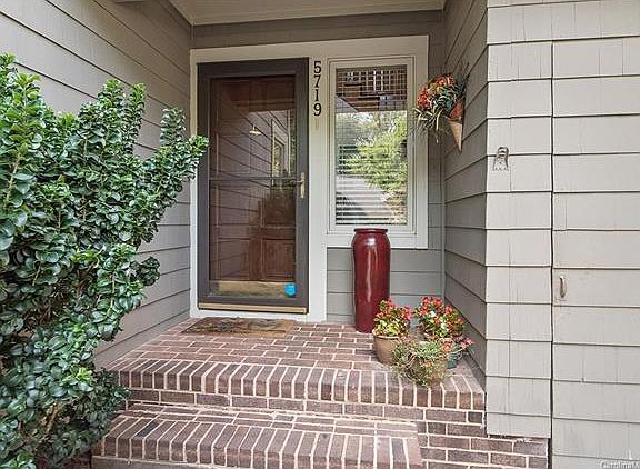 3rd image of 5719 Courtview Dr