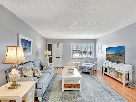 4th image of 599 SW Golf Drive
