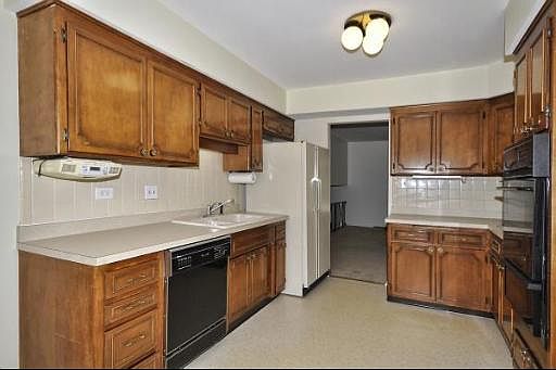 5th image of 1606 E Greenwood Dr