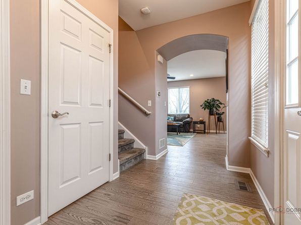 655 N Fox Trl, Round Lake, IL 60073