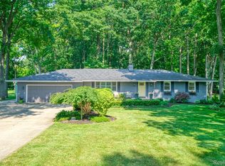 13465 Lakebrook Dr, Fenton, MI