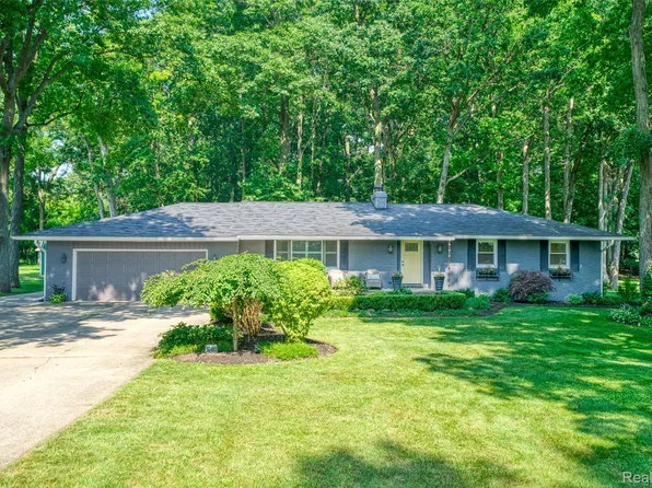 13465 Lakebrook Dr, Fenton, MI 48430