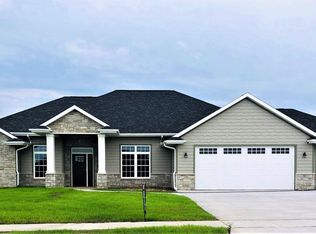 2002 Creek Wood Dr, Dubuque, IA 52003