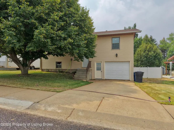 1129 Alexander Dr, Dickinson, ND 58601