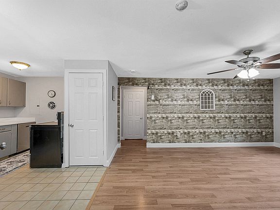 2nd image of 7 Glen Ave Unit 7