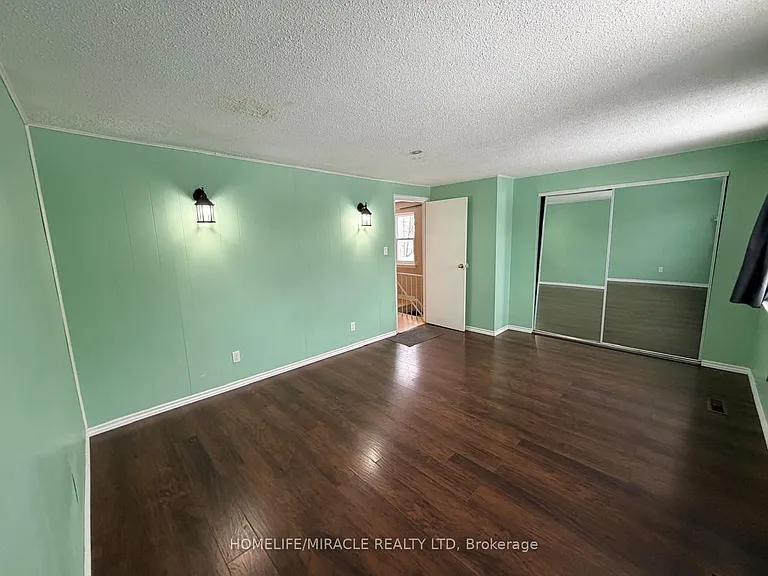 1391 Fenelon Cres — Photo 15