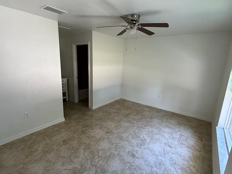 1447 NW 52nd Ave — Photo 5