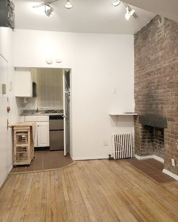 2nd image of 442 W 45th St Frnt 1