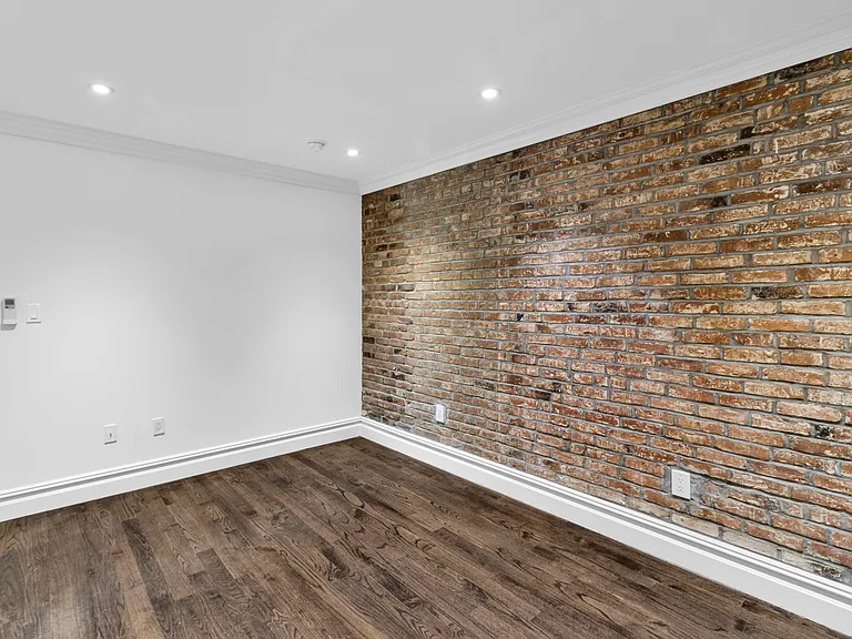 244 10th Ave #4E — Photo 4