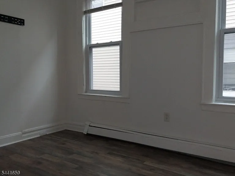 267 Leslie St — Photo 4