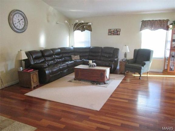 4th image of 123 Cuivre River Dr