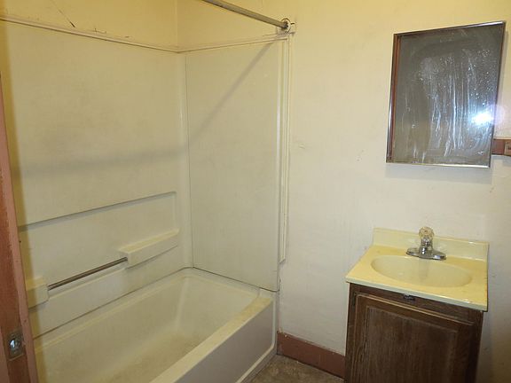 4th image of 923 N Burdick St APT D