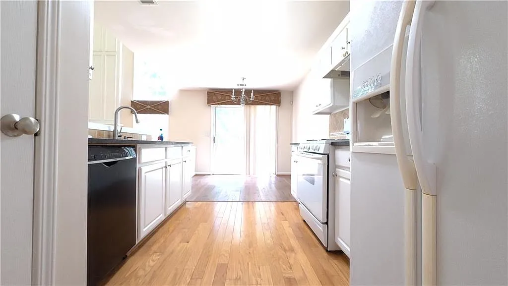 3 bed, 2.5 bath, 1952 sqft, $2,600 — Photo 3