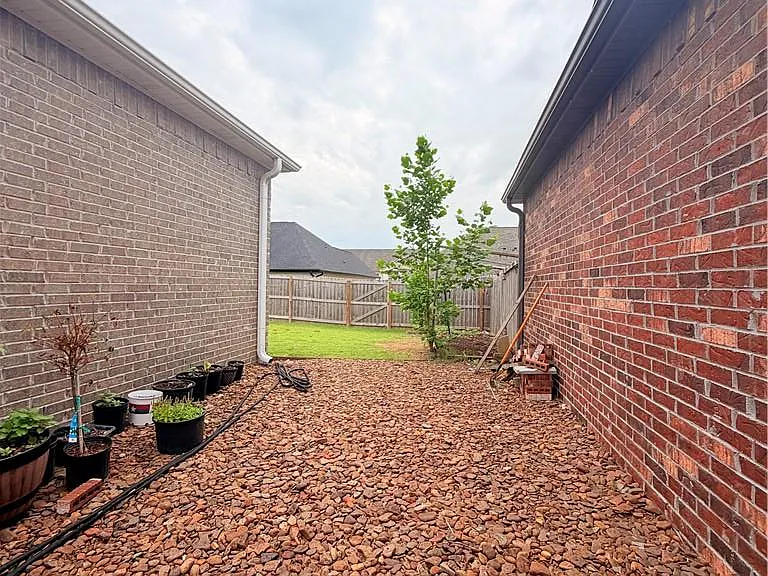 2303 Paddington St — Photo 18