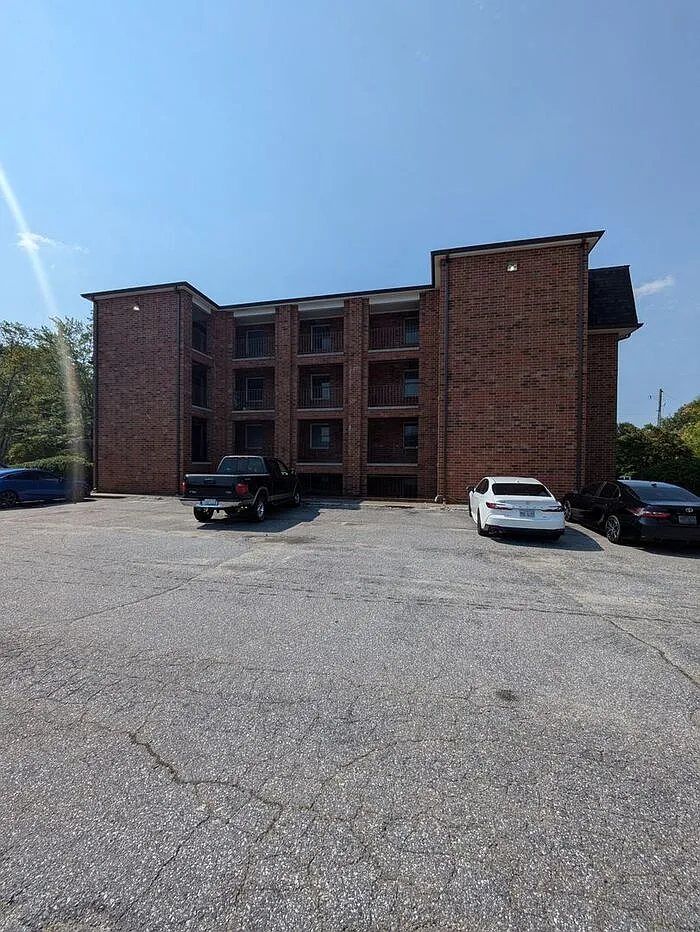 1 bed, 1.0 bath, 850 sqft, $925 — Photo 2