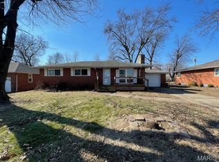 413 Crestview Dr, Wood River, IL 62095