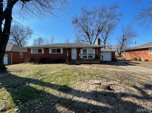 413 Crestview Dr, Wood River, IL 62095