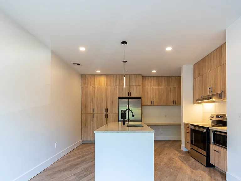 The Howard — Photo 15