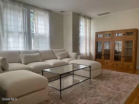 4 bed, 2.5 bath, 2088 sqft, $4,000 — Photo 4
