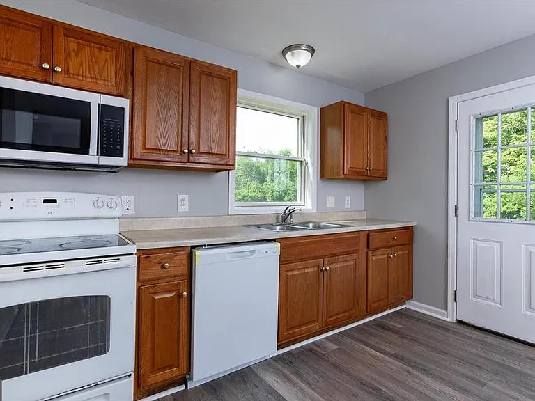 1041 Oberlin Rd — Photo 23